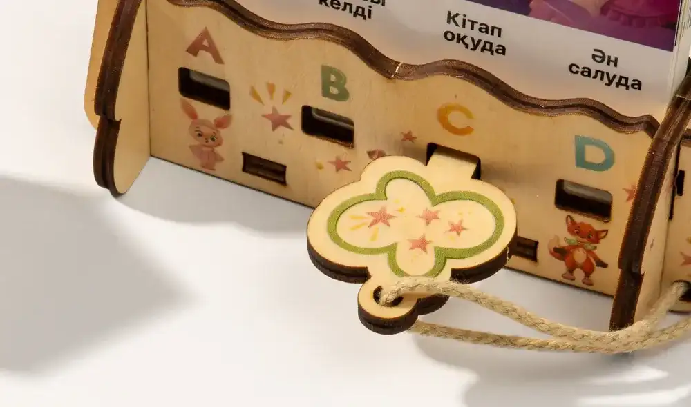 Деревянный держатель с буквами A B C D и ключиком крупно