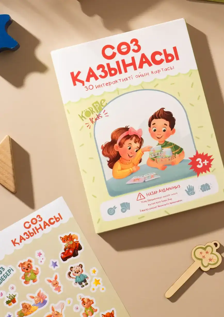 Коробка «Сөз қазынасы», лист наклеек с героями и деревянный ключик на столе